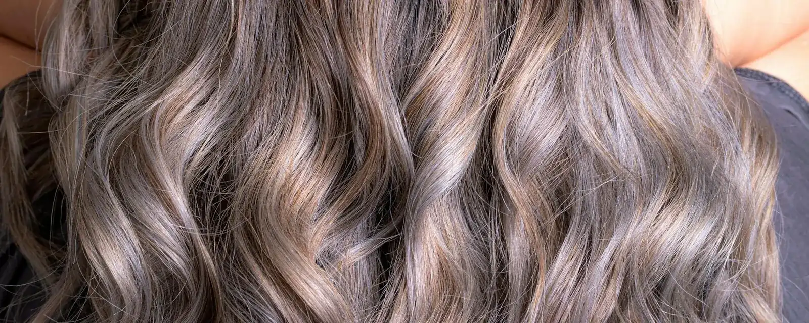 Cabelo ondulado com mechas iluminadas