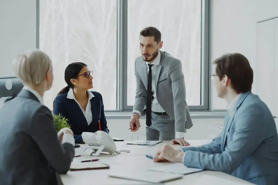 Reunião de trabalho ao redor de uma mesa
