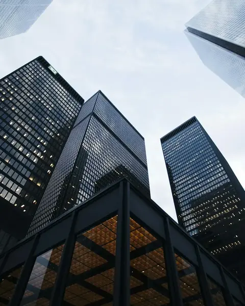 Edifícios de escritórios vistos de baixo