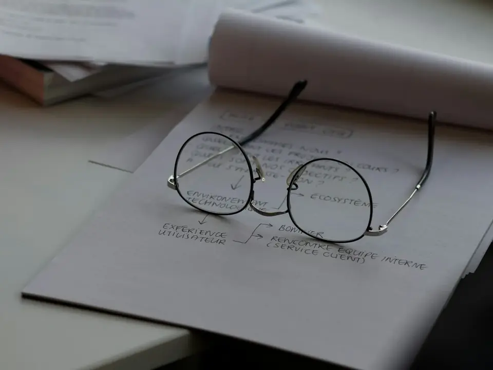 Óculos de leitura sobre folhas de papel