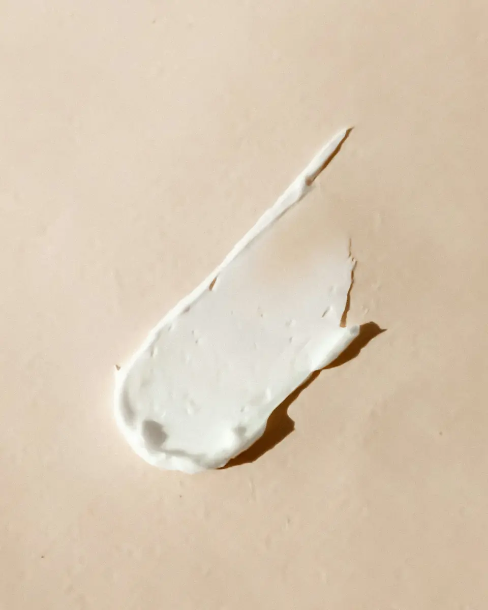 Pincelada de creme branco sobre fundo bege