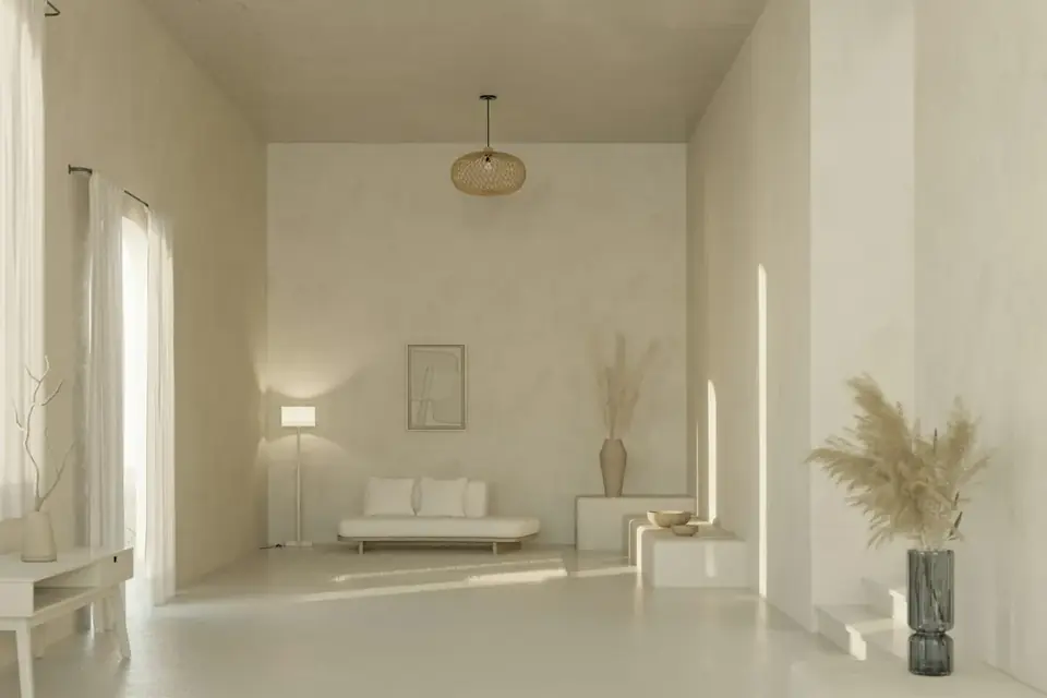 Sala longa e clara, com paredes brancas e poucos móveis