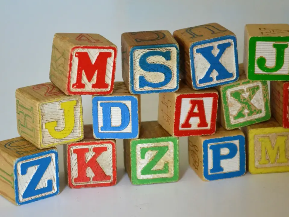 Blocos de madeira com letras coloridas