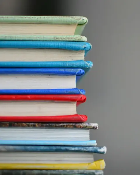 Pilha de livros infantis de capa dura