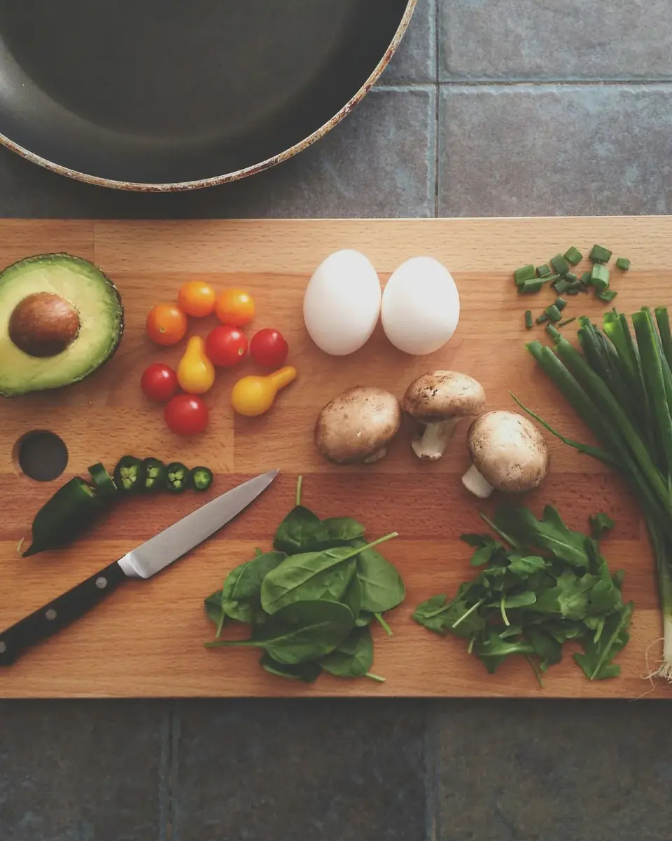 Tábua com abacate, tomates, ovos, cogumelos e cebolinha