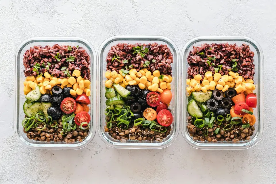 Potes de vidro com arroz, milho, feijão e legumes preparados
