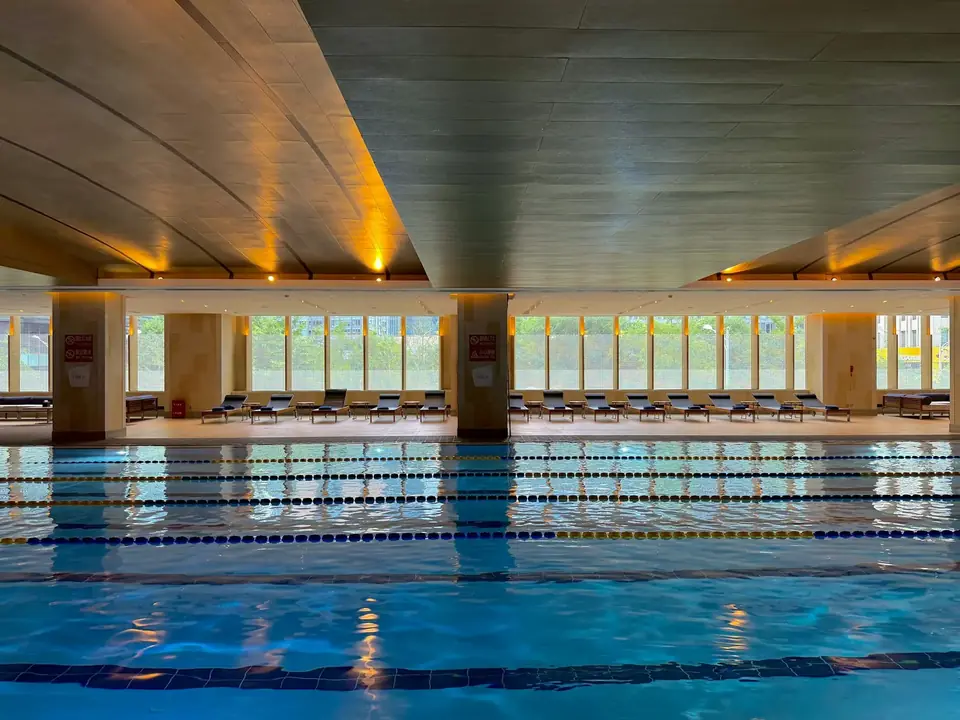Piscina coberta com raias e luz natural