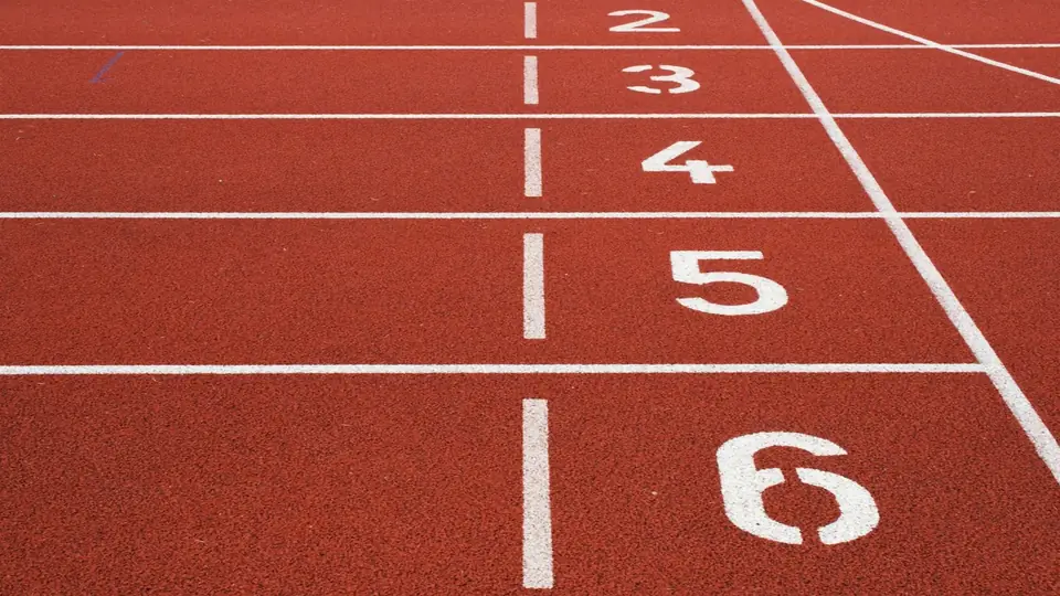 Raias numeradas de uma pista de atletismo